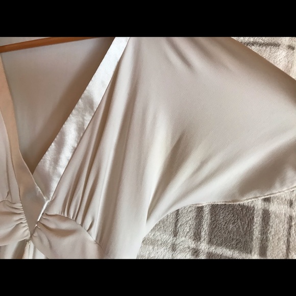 XOXO Cream Blouse - Super Flattering! - Picture 4 of 8